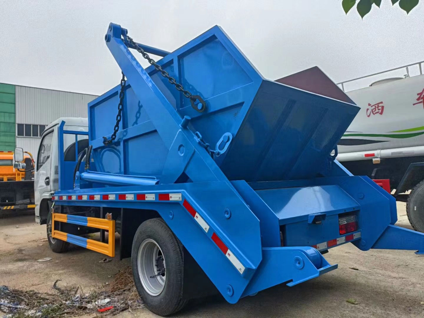Swing Arm Side Hang Up Type Garbage Truck for Cleaning