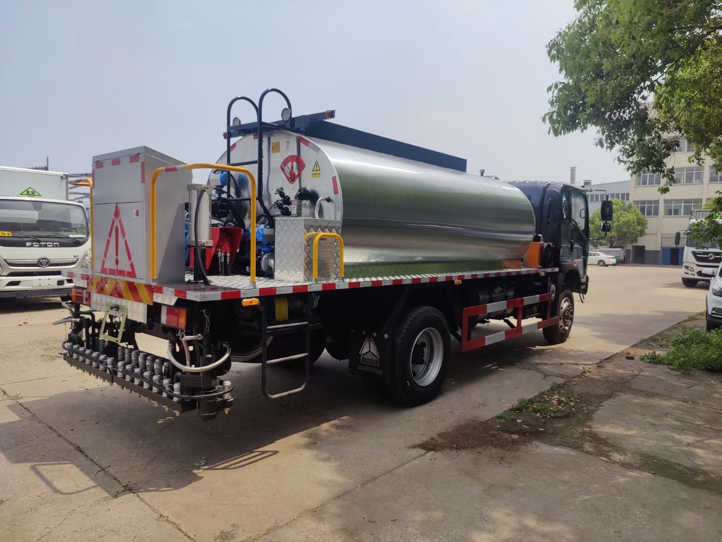 HOWO 42 10CBM Asphalt Distributor Truck Spray Hot Asphalt Truck
